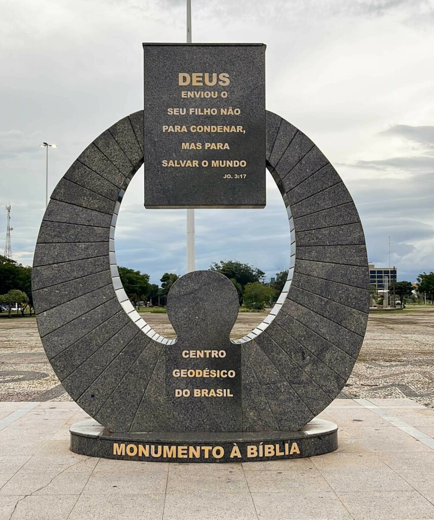 Monumento a Bíblia e Marco geodésico do Brasil