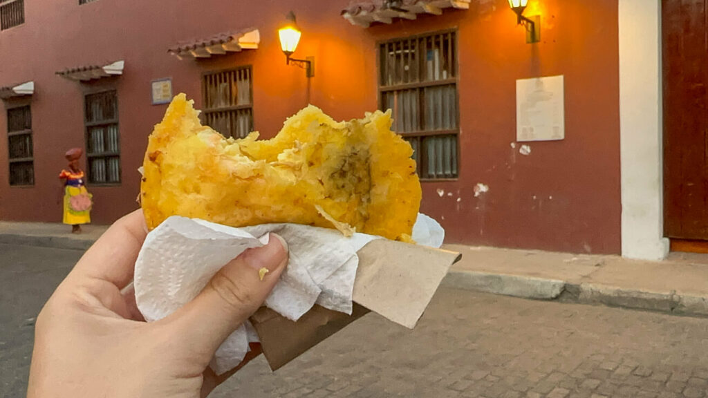 Arepa com huevos - comida colombiana