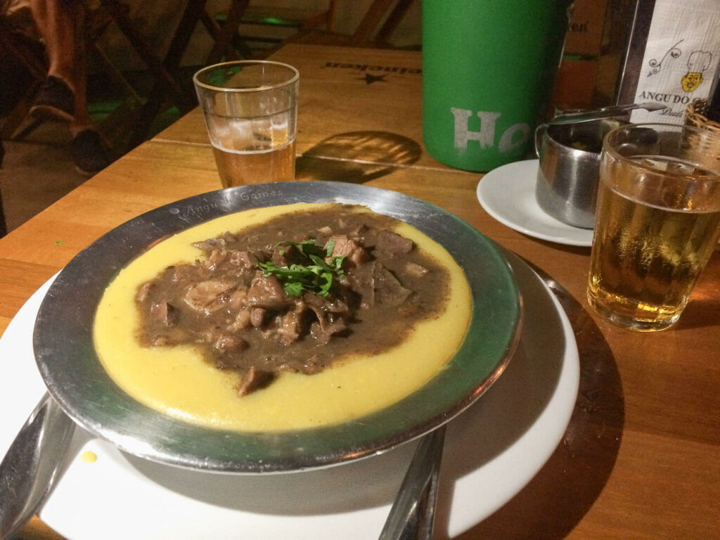 Prato de angu com carne no Angu do Gomes Rio de Janeiro