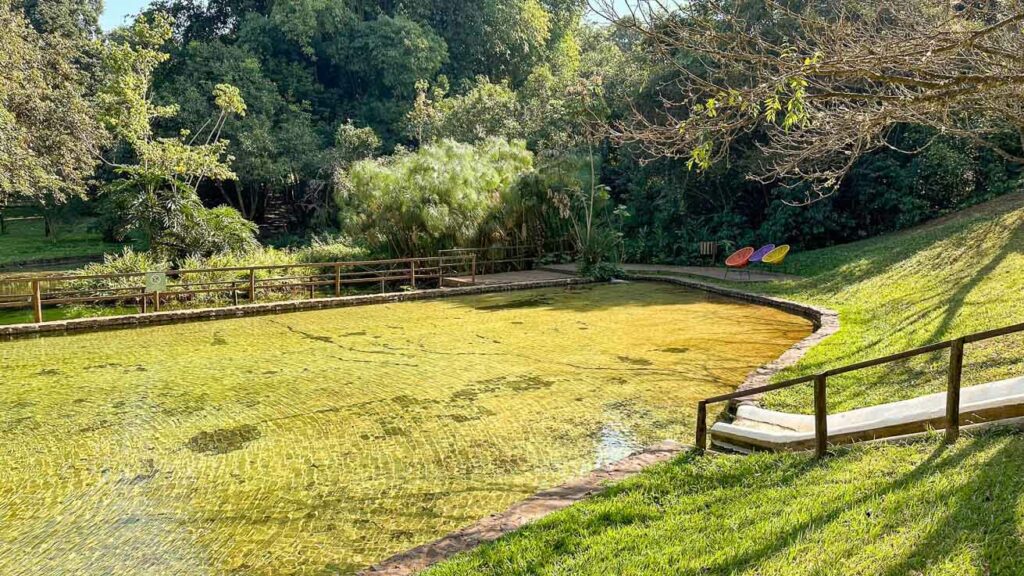 PIscina natural do Hotel Fazenda Areia que Canta Brotas SP