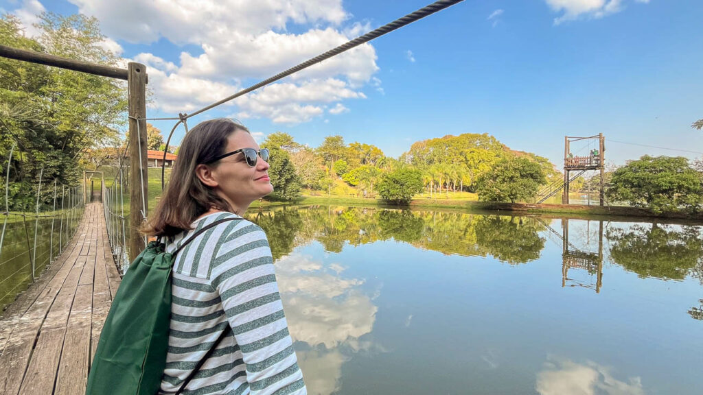 Ponte suspensa no lago Areia que Canta