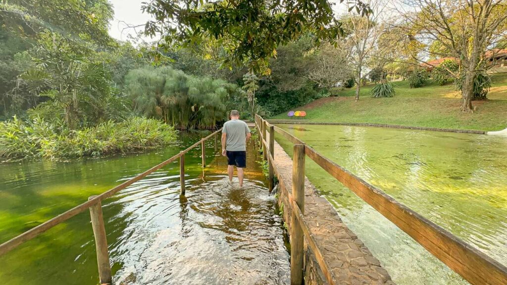 Piscina natural e caminho de seixos (reflexologia) na Fazenda Areia que Canta