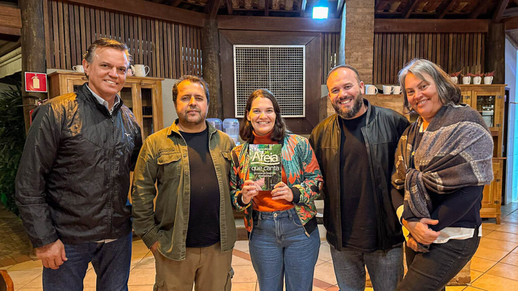 Livro Areia que Canta, recebido do autor Carlos Minuano e da família Farsoni