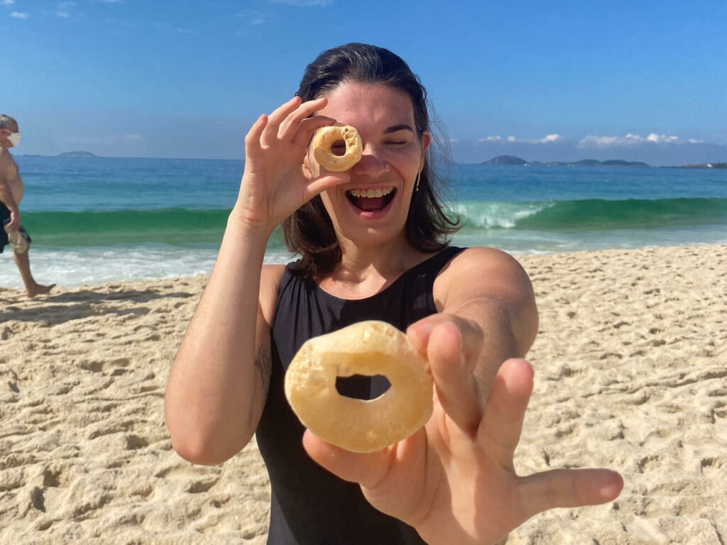 Biscoito Globo na praia do Rio de Janeiro