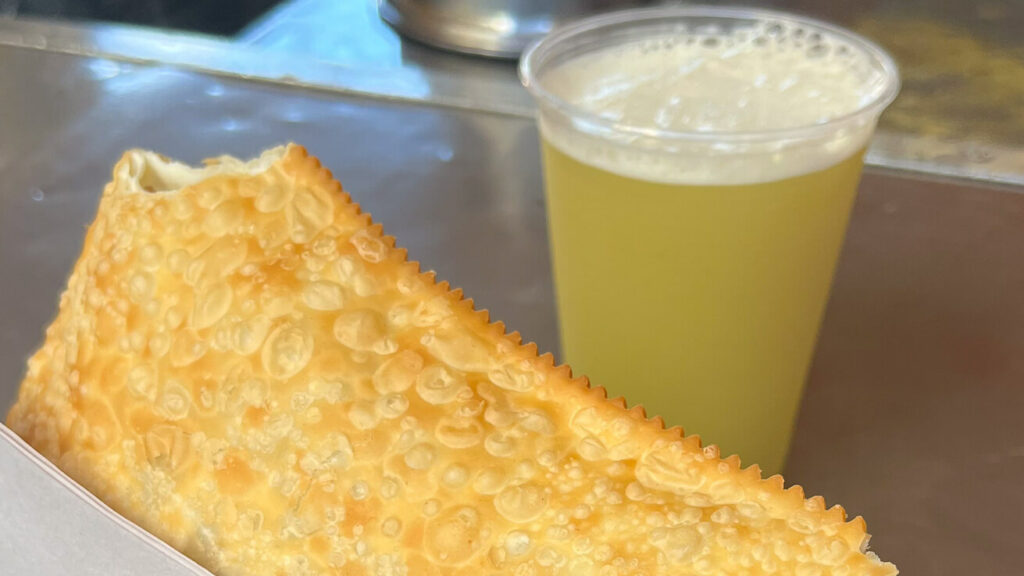 Pastel com caldo de cana em feira do Rio de Janeiro