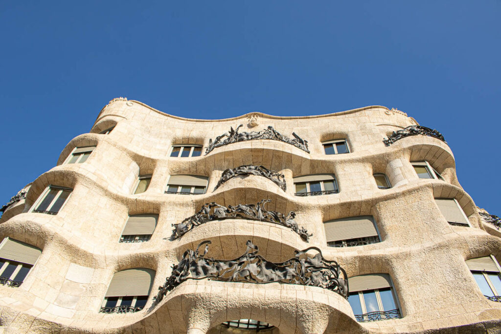 Fachada da Casa Milà em Barcelona