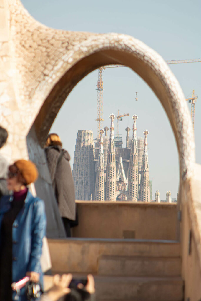 Arco no telhado da Casa Milà, enquadrando a Sagrada Família