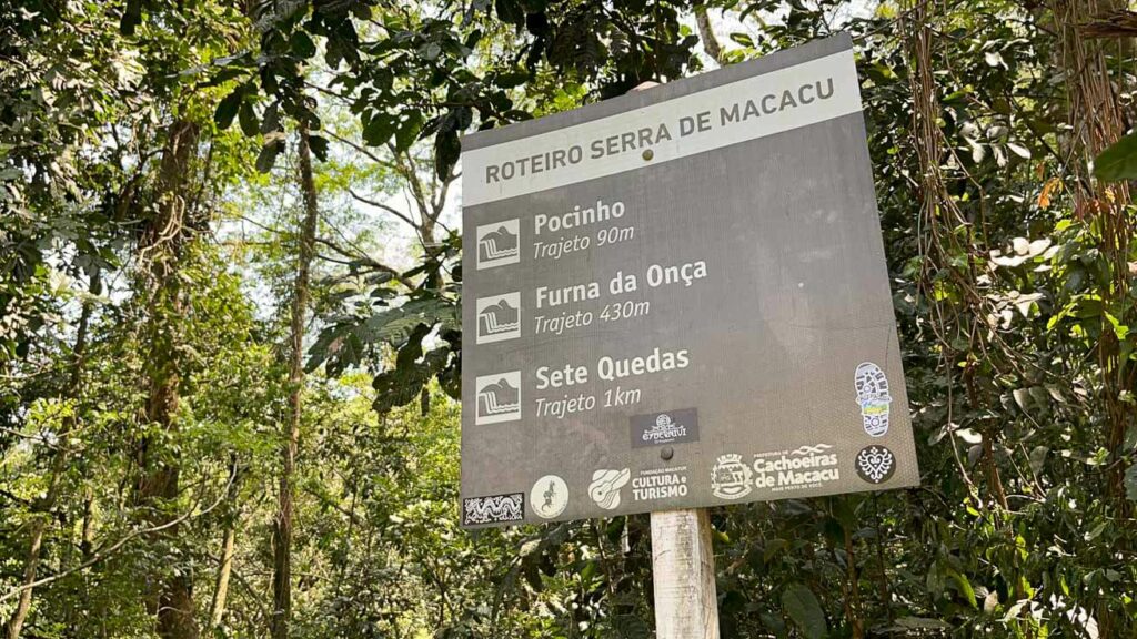 Placa que marca acesso da Cachoeira 7 Quedas