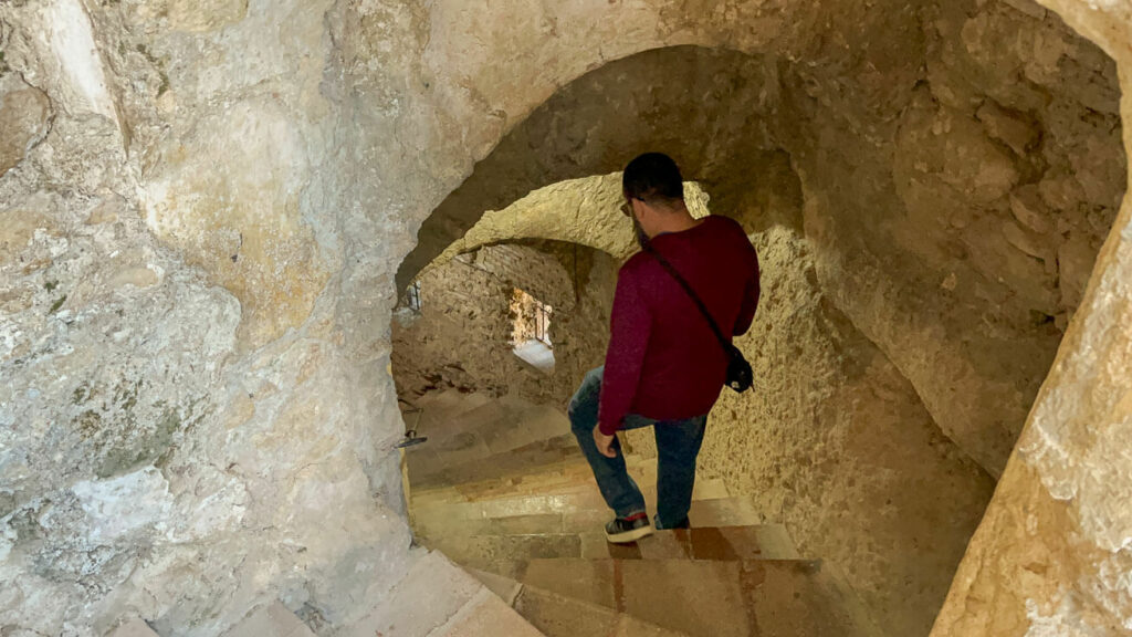 Descida das escadas da mina na Casa del Rey Moro