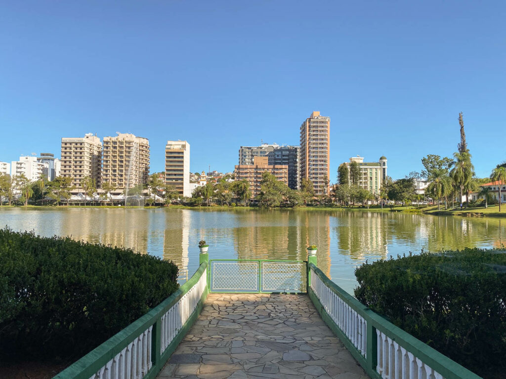 Vista do lago no Parque das Águas em São Lourenço