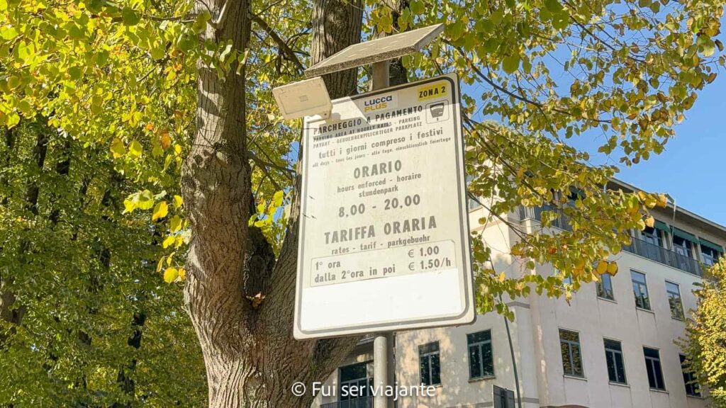 Placa de preços no estacionamento de Lucca